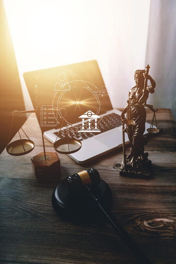 imagen de un portátil y figuras que representan la ley